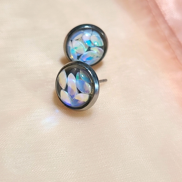 Cute "frost petal stud" earrings - Picture 1 of 1